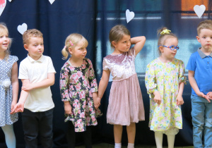 Dzieci w trakcie występu